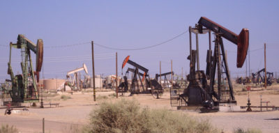 加利福尼亚中途日落油田的油泵。