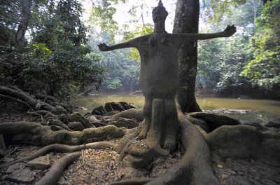 Osun神圣的森林,剩下的最后一个主要高尼日利亚南部的森林,包含了神的雕像,像这样一个纪念Osun,约鲁巴人生育女神。