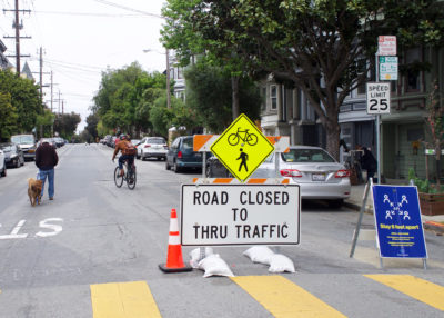 5月10日，旧金山，行人走在禁止车辆通行的街道上。