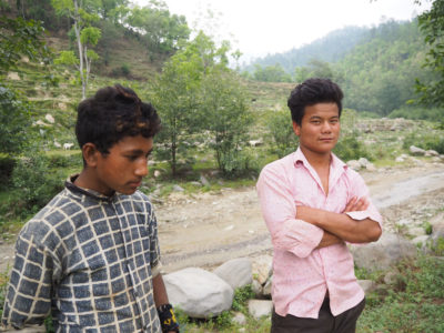20岁的Jivan Thapa Magar（右）计划离开Ghamir在沙特阿拉伯或卡塔尔寻求工作。