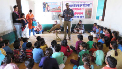 帕拉蒙·帕蒂尔医生向当地学校的孩子们讲述了印度大鸨的重要性。