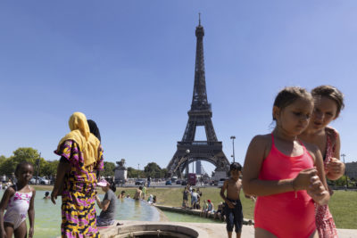 巴黎人降温的特罗卡迪罗广场喷泉在热浪中,2022年8月3日。