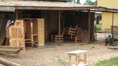 木工商店，如Sethoo Wood在Asamankese镇工作，依赖加纳的电锯伐木工。