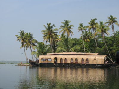 沿着湖Vembanad停泊的豪华别墅船在Kerala的Kumarakom旅游镇附近。