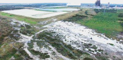 削皮器争辩，煤灰储存池塘的水经常溢出到他们的牧场，杀死植被。