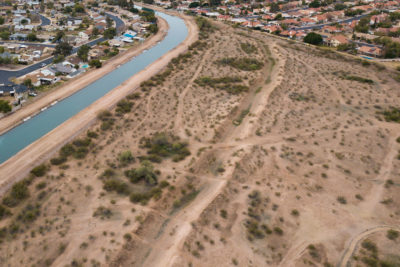 在亚利桑那州的梅萨，霍霍坎人使用了几个世纪的运河遗迹仍然可以在沙土中看到，古老的运河路径与现代的南运河平行，南运河从盐河(Salt River)取水。