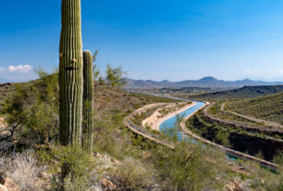 削减沙漠的大部分路线，中央亚利桑那州的项目运河每年丢失大约16,000英亩的水，以蒸发，或约占其年度流量的约1％。