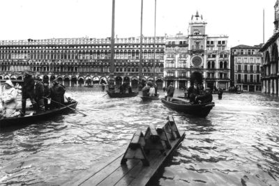1966年在威尼斯的洪水，将许多城市街道和广场放到五到六英尺的水下。 