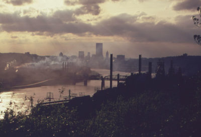 钢铁厂的烟雾于1973年5月在匹兹堡造成雾霾。宾夕法尼亚州西部刚刚将空气污染达到安全水平。