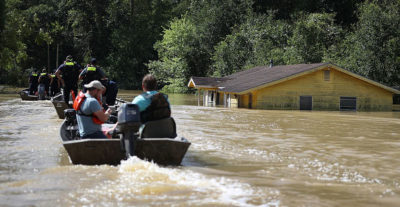 一座房子坐在路易斯安那州8月16日山口淹没。