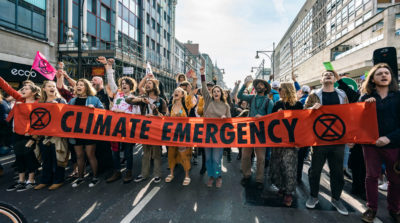 气候活动家在4月19日伦敦牛津马戏团的流量阻止了伦敦牛津大道的交通，其中一系列由灭绝反叛组织的抗议活动。