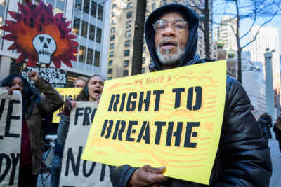 活动人士抗议在曼哈顿南部的销售在2020年费城炼油厂。