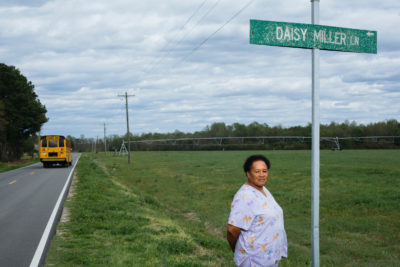 蕾妮·米勒（Renee Miller）在她家对面的一条以母亲命名的道路对面，是针对史密斯菲尔德（Smithfield）子公司在该领域喷雾垃圾的诉讼中的原告之一。