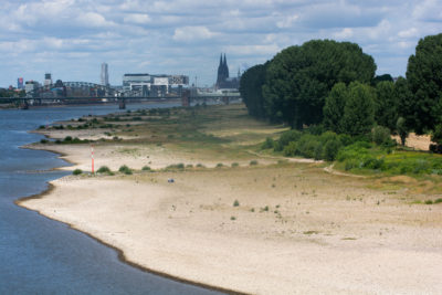 低水位在莱茵河在科隆,德国在2022年7月16日。
