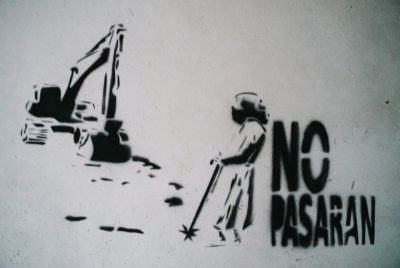 在拉斯佩兰萨（La Esperanza）的哥哥培训中心的墙壁上，涂鸦呼吁反对阿瓜扎卡大坝项目。