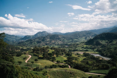 洪都拉斯西部的里约布兰科村外的山脉，土著人民反对拟议的大坝。