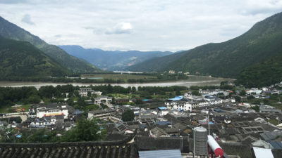 Shigu镇位于阳在阳台沿线沿着拟议的Longpan遗址上方。