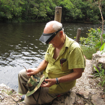 退休的儿科医生EmilioRolán在这里看到巴西之旅，自1980年以来已经发现了1,500种新物种。他在西班牙保留了成千上万的海洋蜗牛标本。