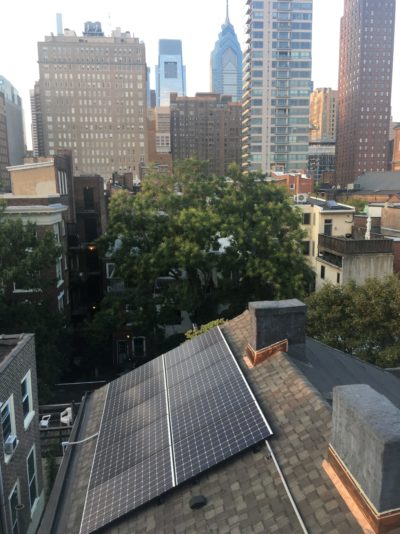 在费城的市中心附近的住宅楼的太阳能电池板。