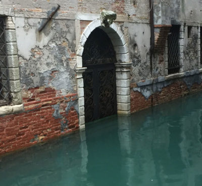 经常发生的盐水洪水会破坏威尼斯的结构，例如石膏侵蚀的这座建筑物。