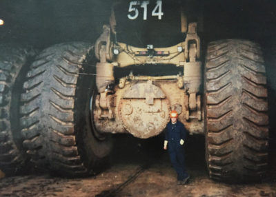 Brandon Sandmaier（在两张照片中看到）现在在10年后在焦油沙子里经过10年的焦油砂，他修复了400吨的卡车。