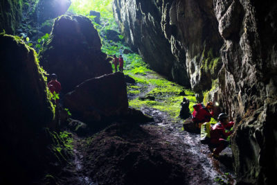 在哥伦比亚东北部桑坦德的一项调查中，科学家探索了山区众多洞穴之一。188最新下载地址 