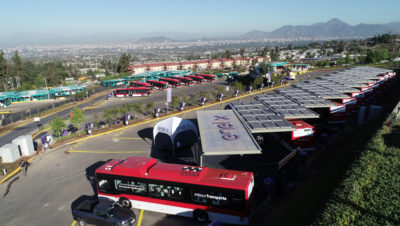 智利圣地亚哥的一个电动巴士充电终端，主要依靠太阳能电池板供电。