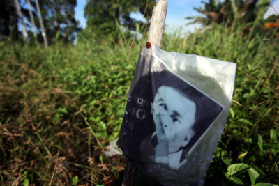 在比尔·卡永被杀的路上，一张纪念他的照片。
