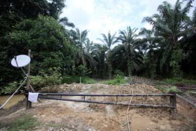 来自Sugai Bekelit的村民封锁了这条路，以阻止一家马来西亚棕榈油公司进入他们的土地。