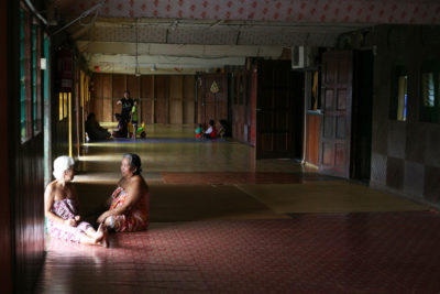 两名妇女在Sungai Buri龙屋里面的公共区域。 