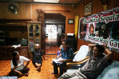 环保主义者Jok Jau Evong(右)和首领Gasah Anak Tadong(右，主席)在Sungai Buri longhouse与社区成员会面。