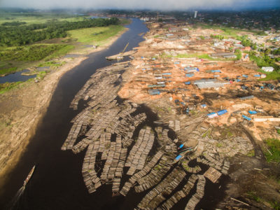 沿着秘鲁Pucallpa的Manantay河沿着Manantay River，一个主要的交通枢纽，用于从亚马逊非法收获的木材。