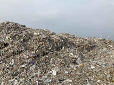 大量的塑料垃圾旁边Indah Kiat纸浆,印度尼西亚纸制品撒钱。