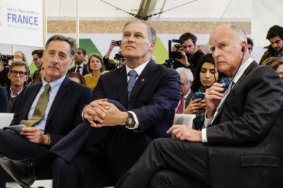 华盛顿州长Jay Inslee（中心）毗邻Then-Vermont Soundor Peter Shumlin（左）和加利福尼亚州长2015年巴黎气候峰会的杰里布朗。