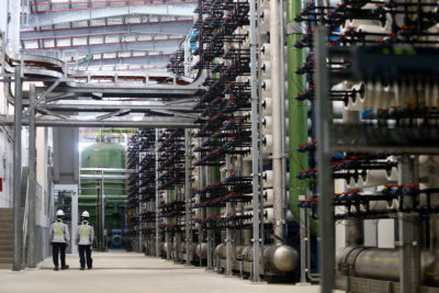 新加坡的大士海水淡化厂于2018年投入使用，每天可生产3000万加仑淡水。