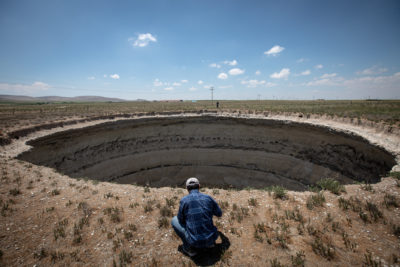 地质学家Fetullah Arik于6月在科尼亚省的一个污水坑中进行测量。缺乏雨水迫使农民降落地下水，导致大规模的污水坑形成。