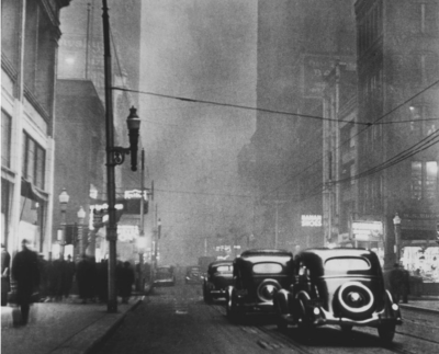 匹兹堡笼罩在烟雾在中午,大约1940年。