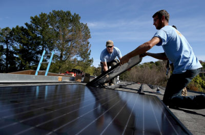 太阳能电池板安装在加利福尼亚州圣拉斐尔的房子的屋顶上。