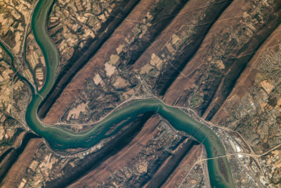 萨克纳河的卫星图象，因为它削减了阿巴拉契亚山脉和哈里斯堡，宾夕法尼亚州。