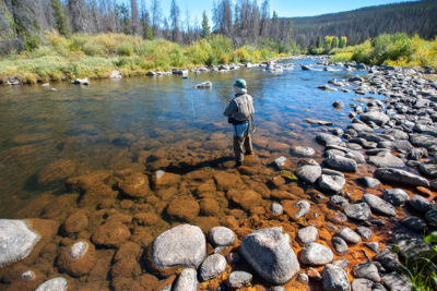 上层科罗拉多河的渔夫在北科罗拉多州。低水流量濒临灭绝的鱼群，去年领导河流的部分地区及其支流到捕鱼和其他娱乐。