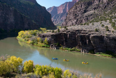 科罗拉多州的主要茎，在科罗拉多州西北科罗拉多州的大门的绿河上的皮划艇运动员。低水位迫使一些禁止休闲用途。