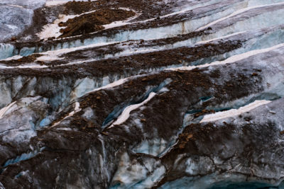 岩石碎片从融化的冰块中释放出来，在福尼冰川的东部前线。