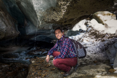 冰川科医生朱塞佩（Giuseppe Cola），60岁，毗邻福尼冰川内的融水流。他说：“当您进入冰川挖出的冰川和洞穴时，”他说，“您完全被周围的奇观所吸引。”