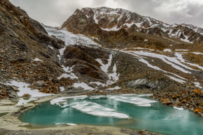 由Cedéc冰川融化的湖泊。