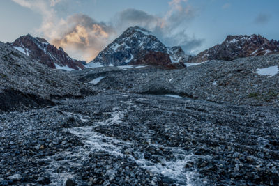 冰川融合水沿着Forni冰川附近的Cedéc山谷流动。