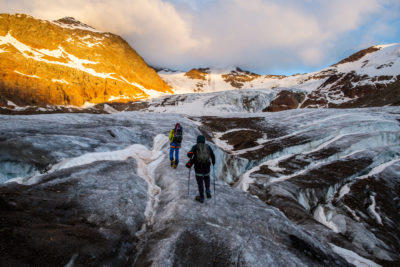 著名的高山登山者Tino Pietrogiovanna带领同伴进入Forni冰川的顶部。