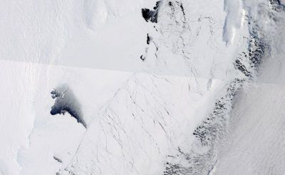 温暖的海洋水已经开始在东南塔尔科的牙冰川上脱离，在2013年9月拍摄的卫星图像中可见的冰和遮阳篷中的冰和口袋。