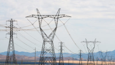 位于加利福尼亚州莫哈韦沙漠公共土地上的392兆瓦伊万帕太阳能项目的输电线路。