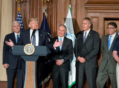 特朗普在去年3月的仪式上签署了一项行政命令的仪式签署了奥巴马政府的气候政策。