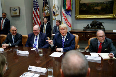 唐纳德总统特朗普在与汽车高管的会晤中，包括福特首席执行官James Hackett（坐在左边），在2018年5月的白宫。